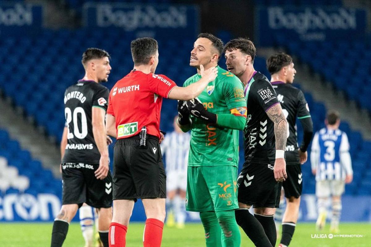 Alfonso Herrero y Murillo hablan con Fuentes Molina en el Real Sociedad B-Málaga CF.