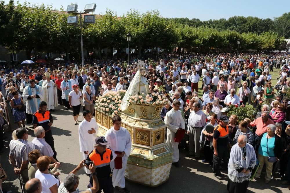 La natividad de la Virgen se celebró con asistencia masiva a Os Milagros y a la capilla de Os Remedios.