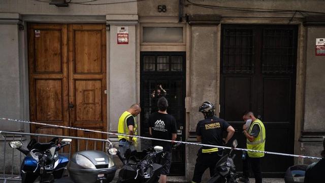 Una de les finques afectades pel forat provocat per les obres de l’L9 del metro al carrer de Sant Gervasi de Cassoles, al Putxet de Barcelona