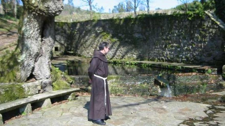 El fraile,    en la fuente de San Francisco, su lugar favorito en el convento.