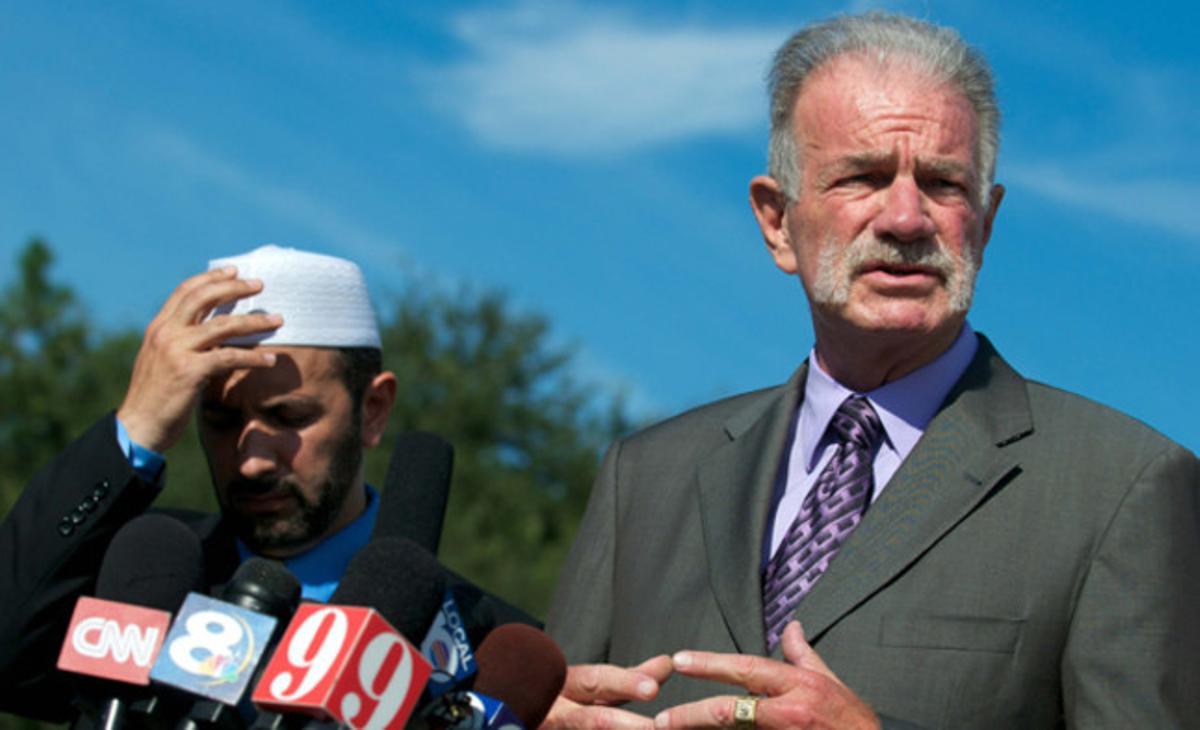 El pastor Terry Jones, que amenaçava amb cremar l’Alcorà per commemorar l’aniversari dels atemptats de l’11 de setembre de 2001, durant la roda de premsa d’ahir, a Gainesville, Florida (EUA). El pastor va indicar que ha renunciat a cremar l’Alcorà perquè l’imam de la mesquita que es planejava a la zona zero de Nova York ha acceptat mudar el centre religiós a un altre emplaçament.