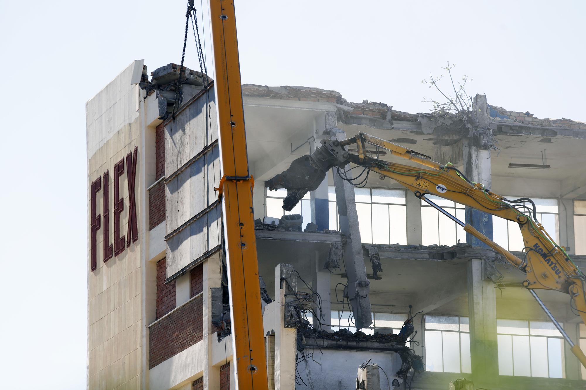 Demolición del antiguo edificio de la Flex en la Carretera de Cádiz.