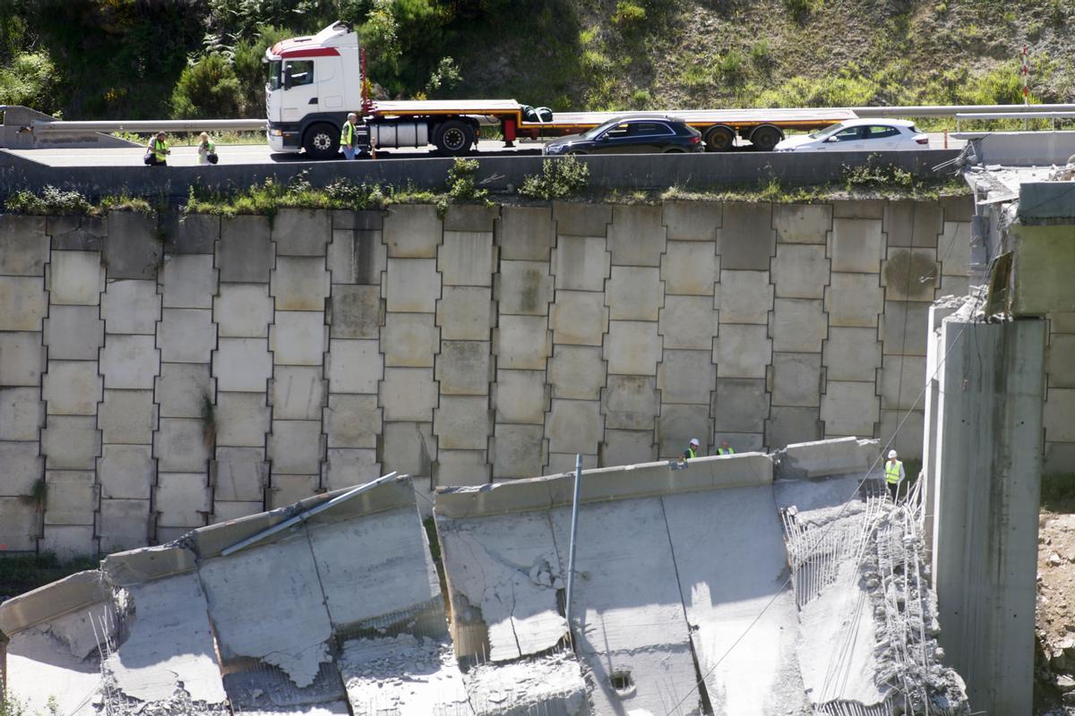 Desprendimiento en el puente de la A-6 entre Pedrafita y León