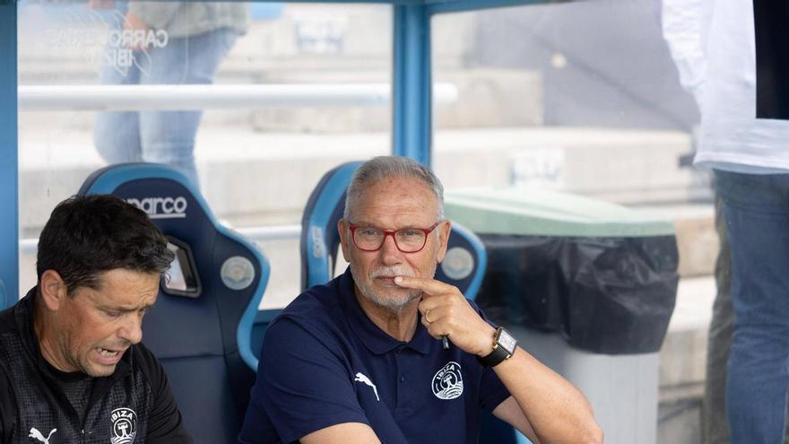 Miguel Álvarez, técnico de la UD Ibiza, no comparece ante la prensa: el equipo perdía el avión