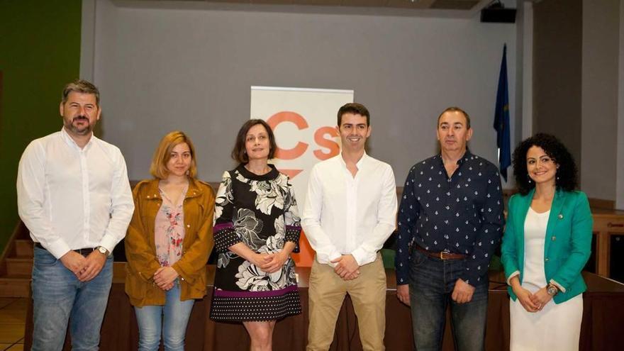 Sergio García, Camila Bernales, Ana María Román, David Alonso, Juan Bautista Vázquez y Nerea Forcelledo, en la presentación de la agrupación de Ciudadanos en Laviana.