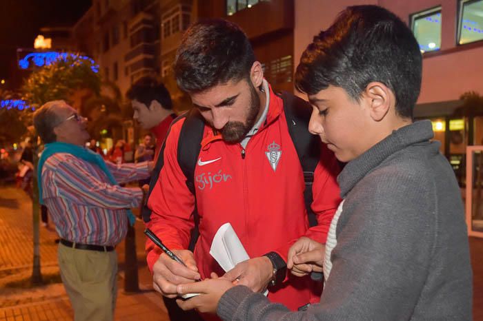 Futbol. Llegada del Sporting de Gijón