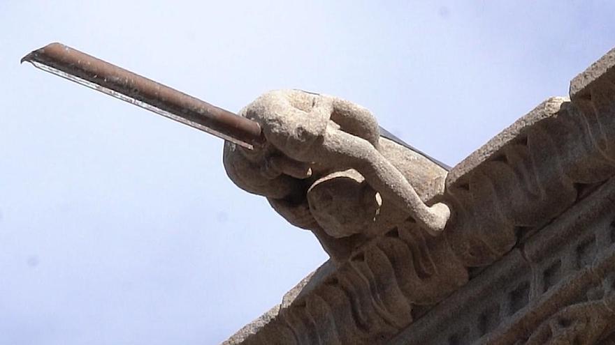 Polémica por los tubos instalados en las gárgolas del Parador de Santiago: la Xunta de Galicia pedirá su retirada