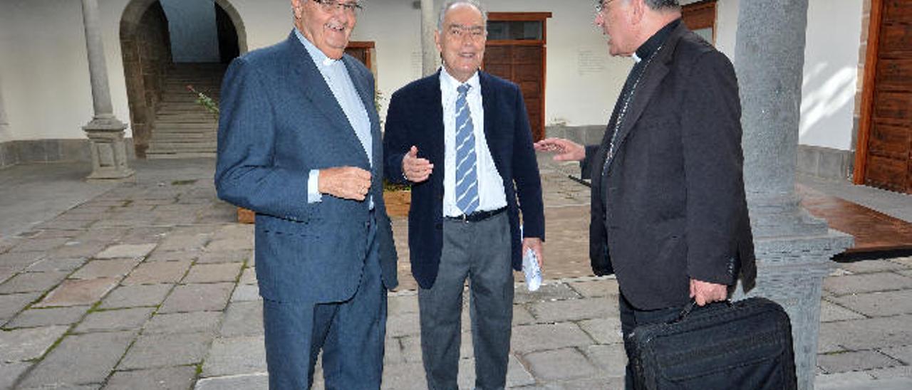 José Domínguez, delegado de Cáritas, Gonzalo Marrero, director de la ONG y el obispo, Francisco Cases.