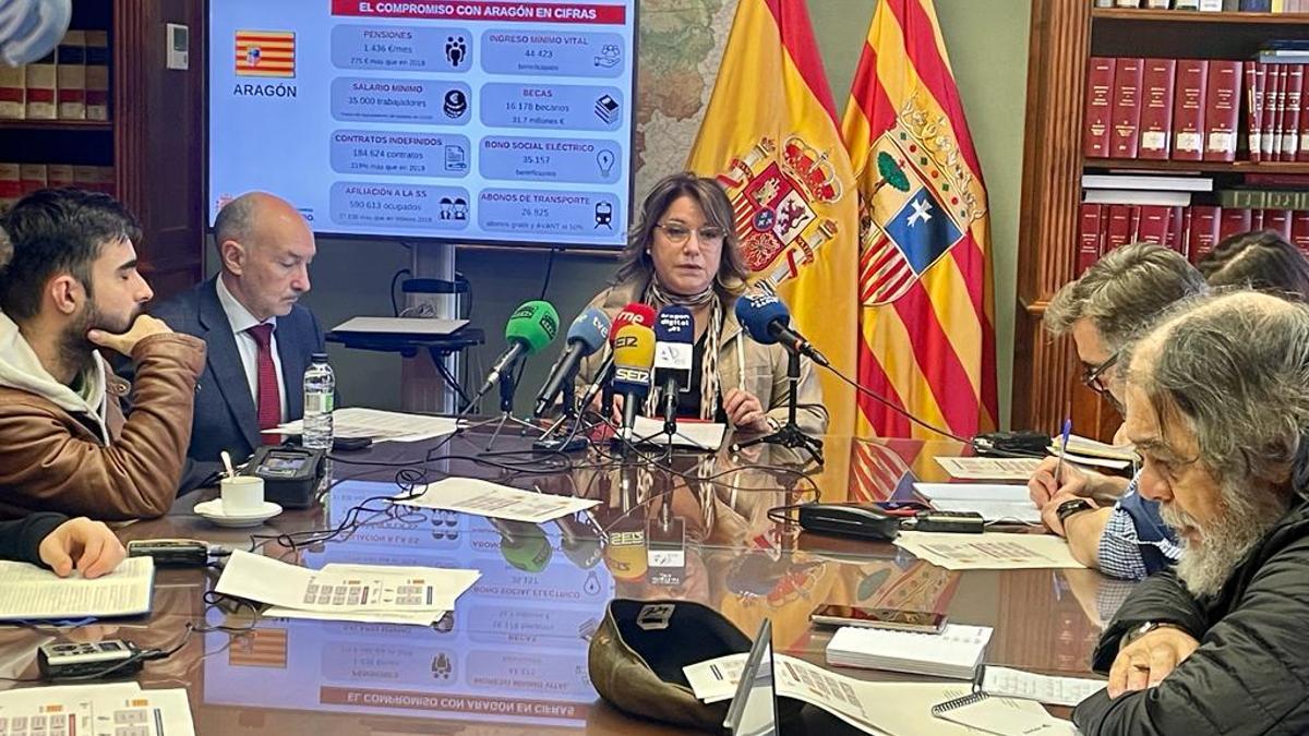 La delegada del Gobierno en Aragón, Rosa Serrano, en la rueda de prensa ofrecida este lunes para haber balance de lo que va de legislatura.