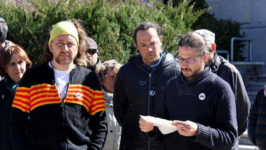 Els dos membres del CDR de Cerdanya citats a declarar, Roger Juvé i Marçal Rocías, juntament amb Tomàs Sayes, en una imatge d&#039;arxiu.