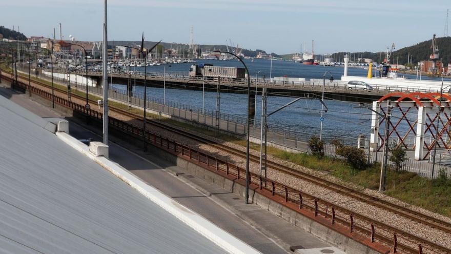 La barrera ferroviaria en el trazado que se prevé soterrar entre La Grapa y el paso de Larrañaga. | Mara Villamuza