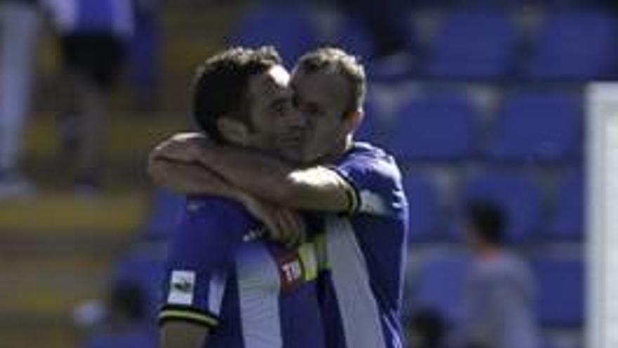 Juli abraza a Peña tras el gol de la victoria.