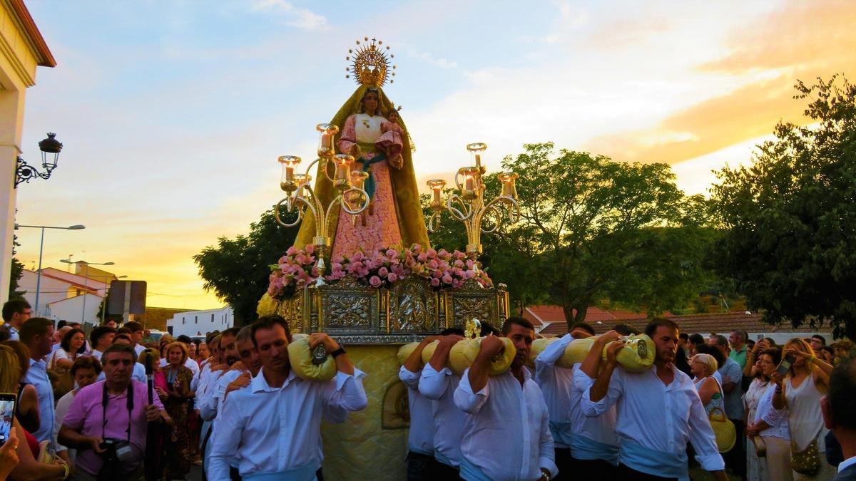 Salida de la imagen de la Virgen de Tentudía desde su ermita