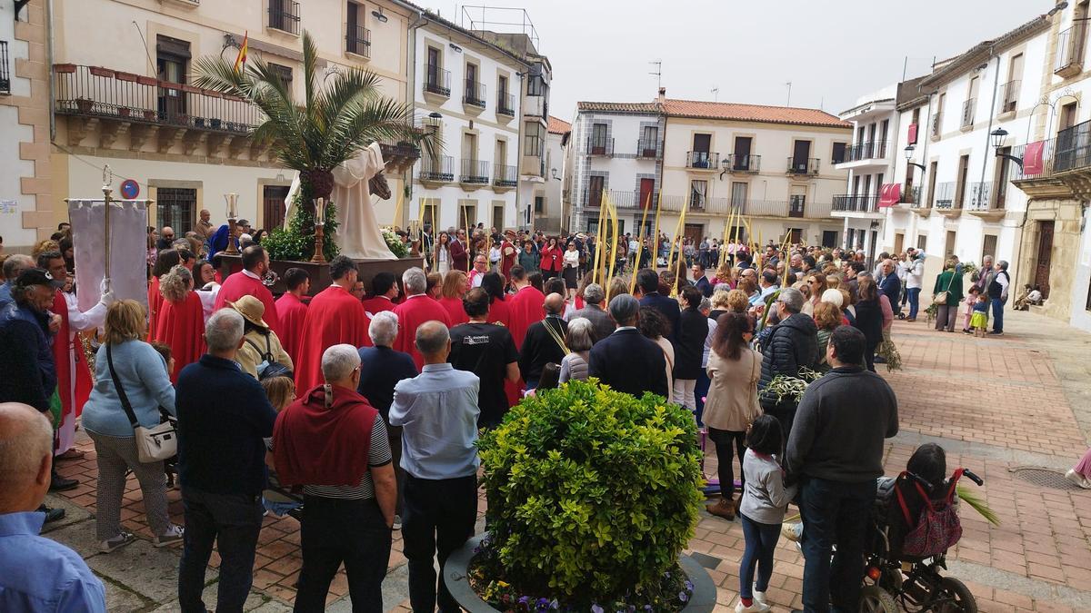 Numerosos fieles se congregaron en la plaza de España de Coria para la bendición de Palmas.