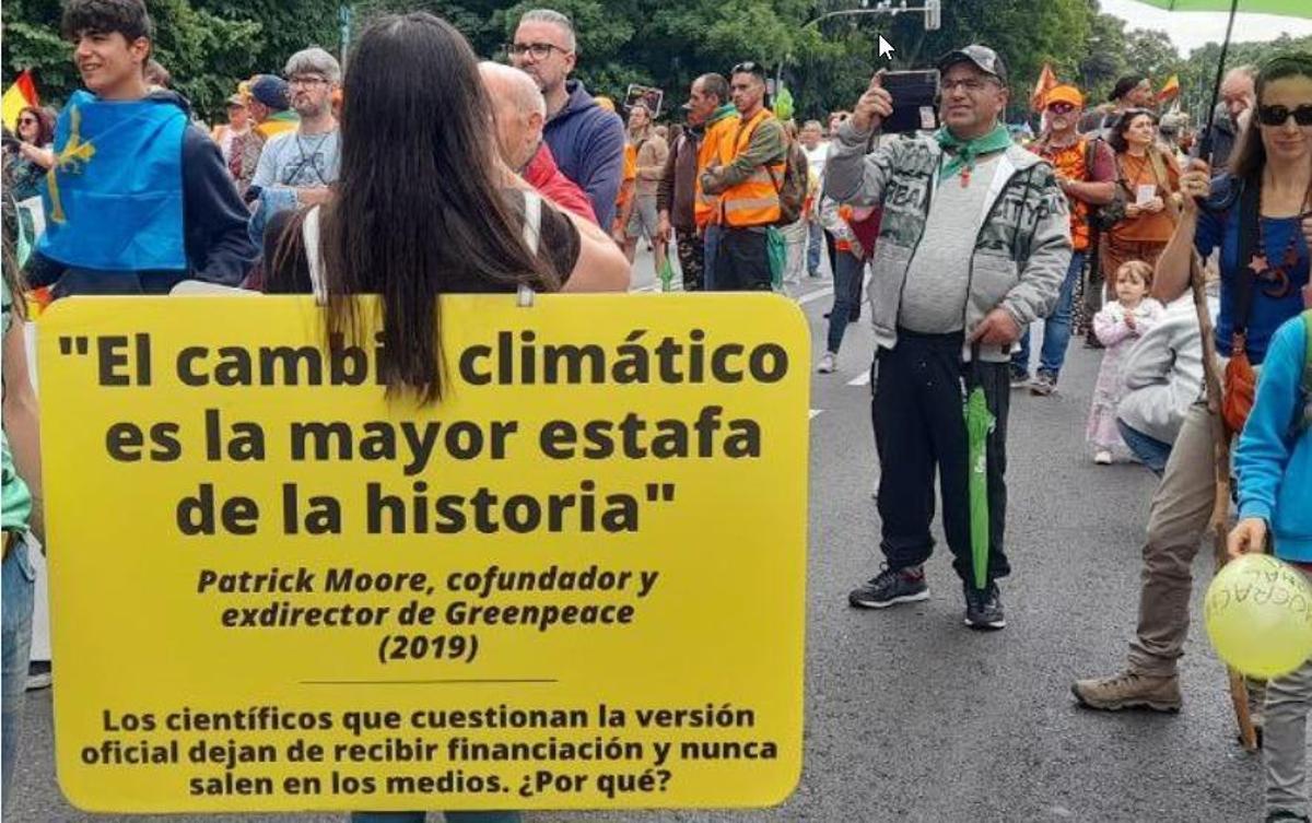 Una negacionista del cambio climático, en la marcha convocada por SOS Rural en Madrid el pasado 14 de mayo.