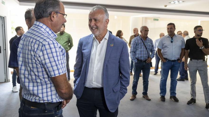 Ángel Víctor Torres, con representantes del sector primario. | |