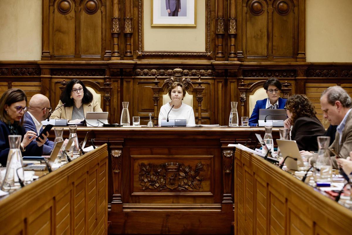 Carmen Moriyón, presidiendo el Pleno.