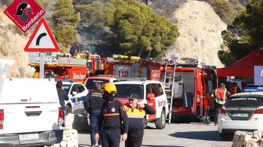 &quot;Quedan muchas horas&quot; para la extinción del incendio forestal de Altea