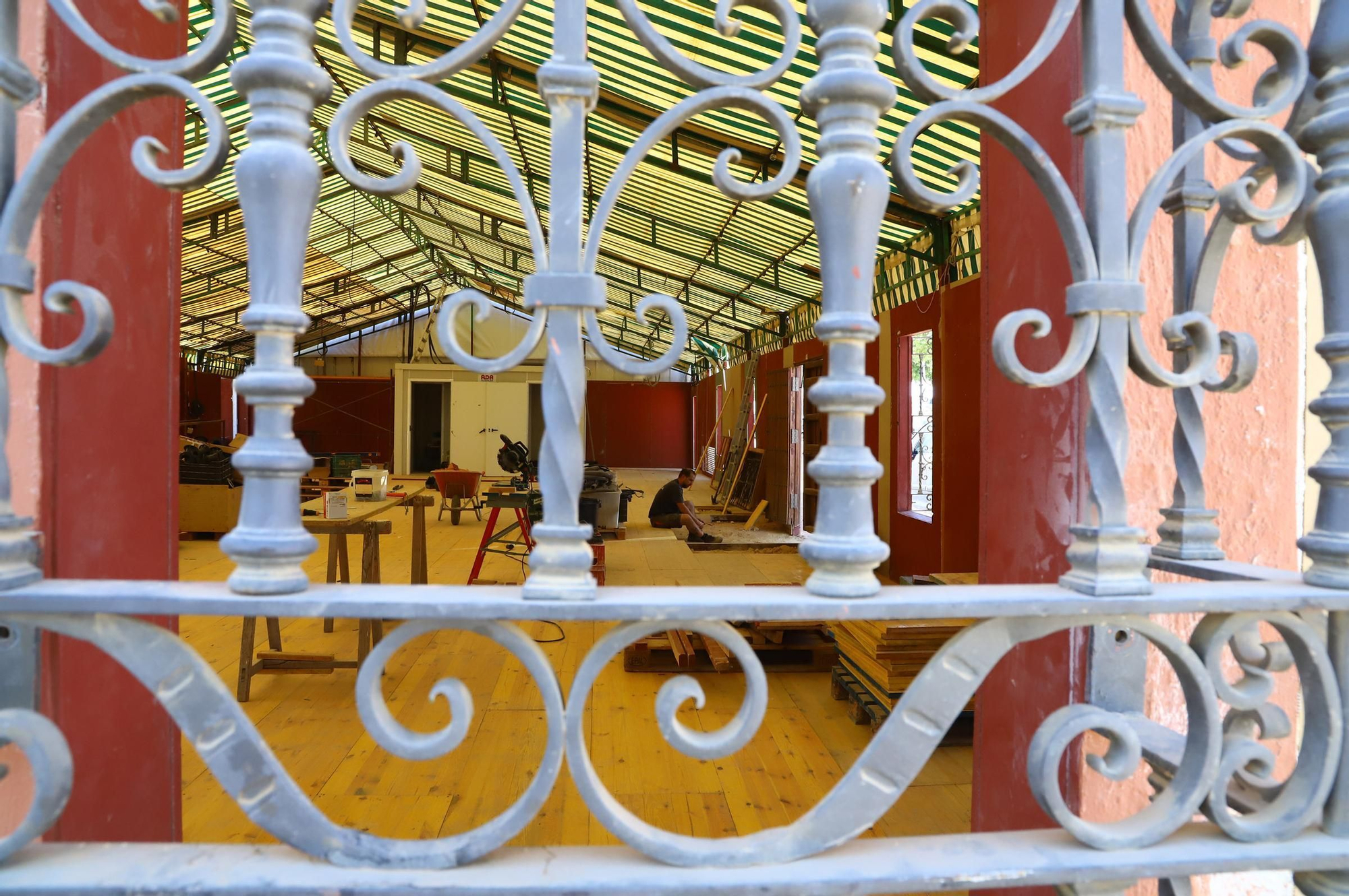 El montaje de las casetas de Feria en imágenes