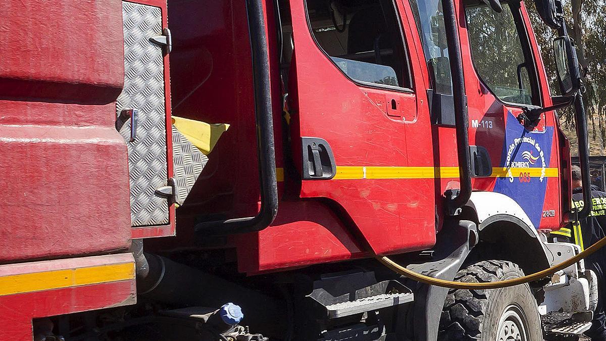 En las labores de extinción han trabajado los bomberos del SEPEI de Cáceres.