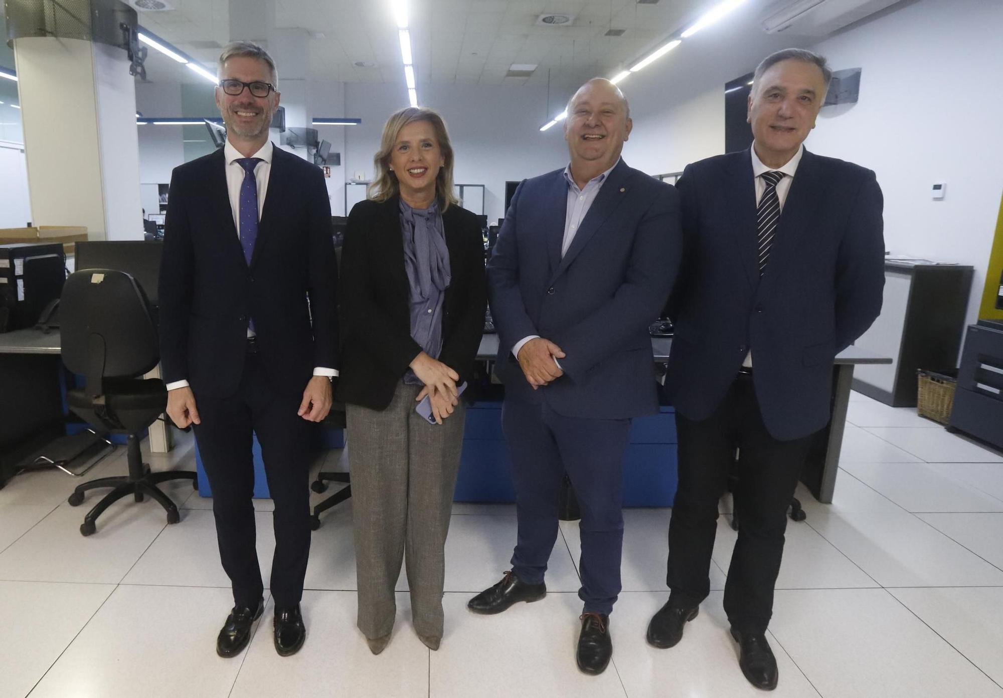 Representantes de Caja Rural de Aragón, Cooperativas Agroalimentarias de Aragón y Gobierno de Aragón junto a la gerente de EL PERIÓDICO DE ARAGÓN.