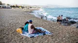 En estado grave un hombre que se lanzó al mar desde una plataforma en Badalona