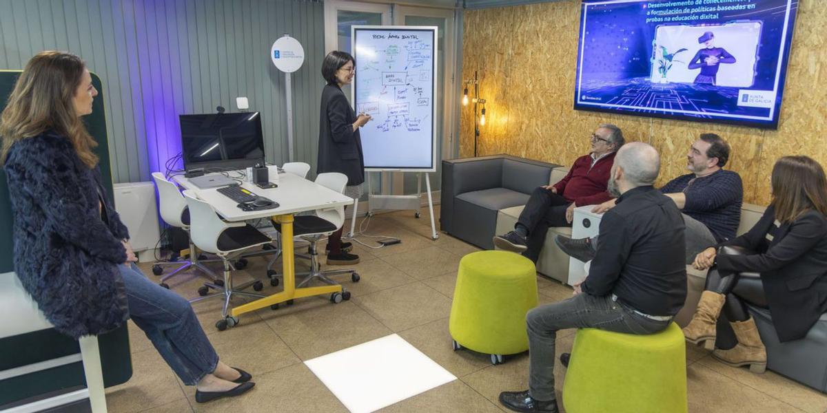 Reunión de trabajo del equipo del CIEDix, ante la directora xeral de Innovación Educativa. | J. P.