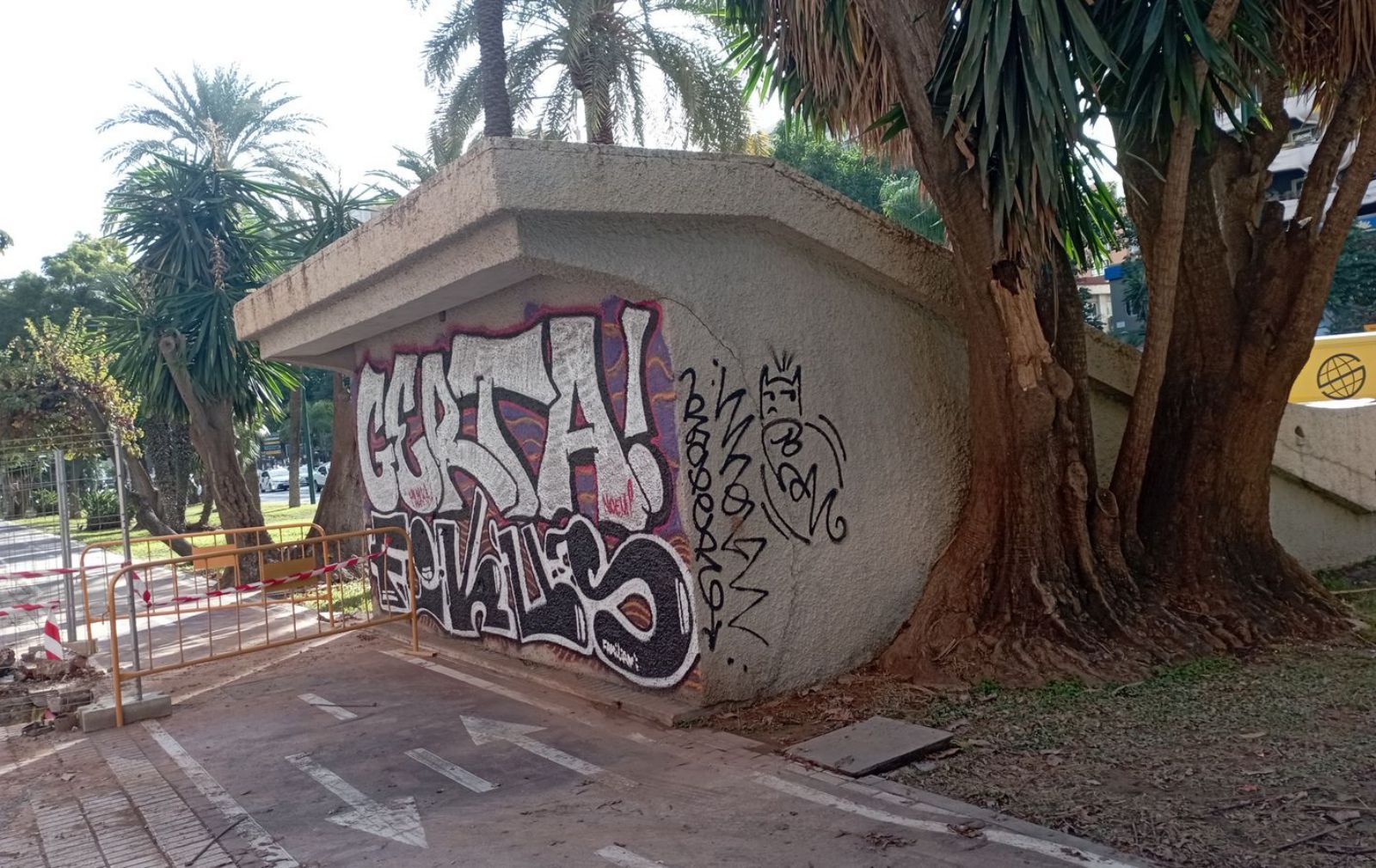 Paso subterráneo cegado y vandalizado. 
