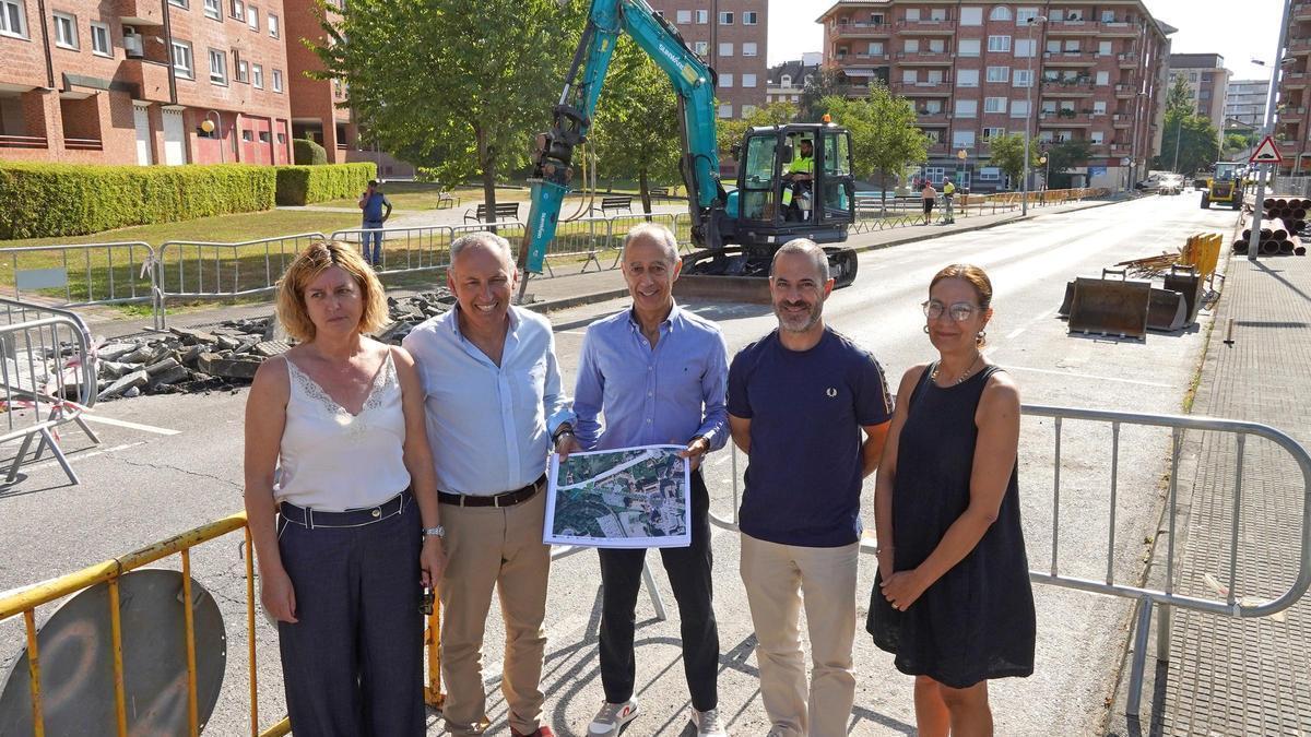 Por la izquierda, Mercedes Sainz, de la empresa adjudicataria, Juan Carlos Álvarez, técnico municipal, el edil Jesús Abad, el alcalde Ángel García, y la edil Patricia Antuña.