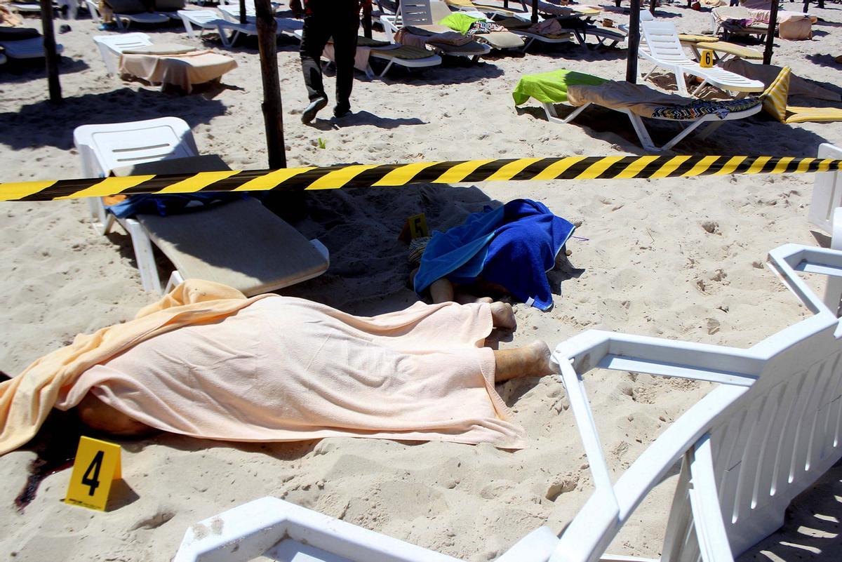 Madrid 09-09-2021   POLITICA FOTOGRAFIA DE ARCHIVO.  SUSA (TÚNEZ), 26/06/2015.- Vista de dos víctimas del ataque terrorista en uno de los hoteles de Susa, Túnezen donde al menos 27 personas han muerto y otras seis han resultado heridas en un asalto terrorista contra dos hoteles. entre ellos algunos turistas extranjeros. EFE/Str