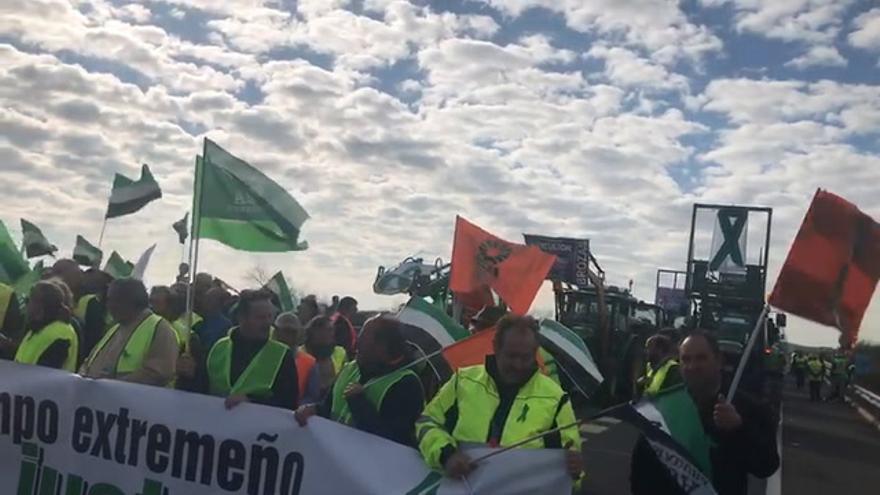 Cien agricultores cacereños se concentran junto al restaurante El Gallo