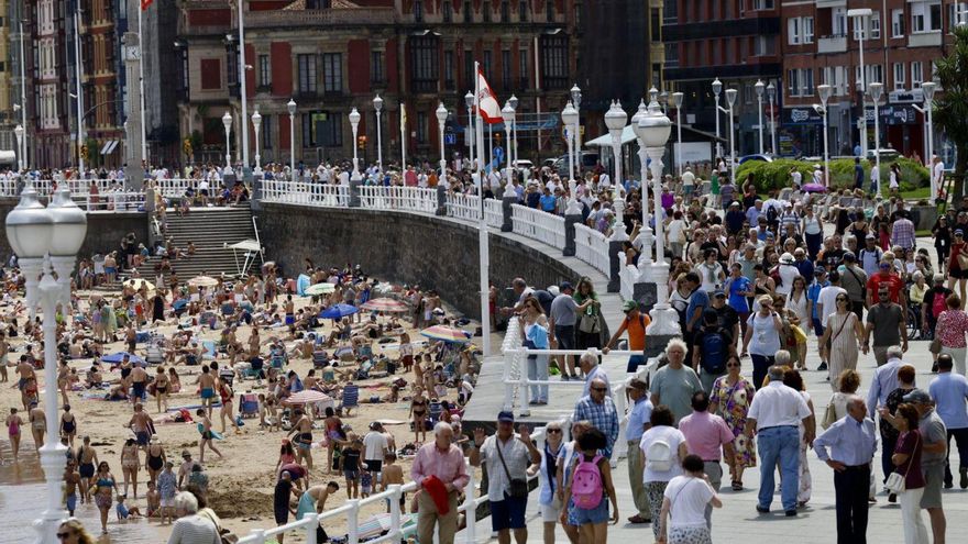 Una vista de la playa de San Lorenzo y del paseo del Muro ayer. | MARCOS LEÓN