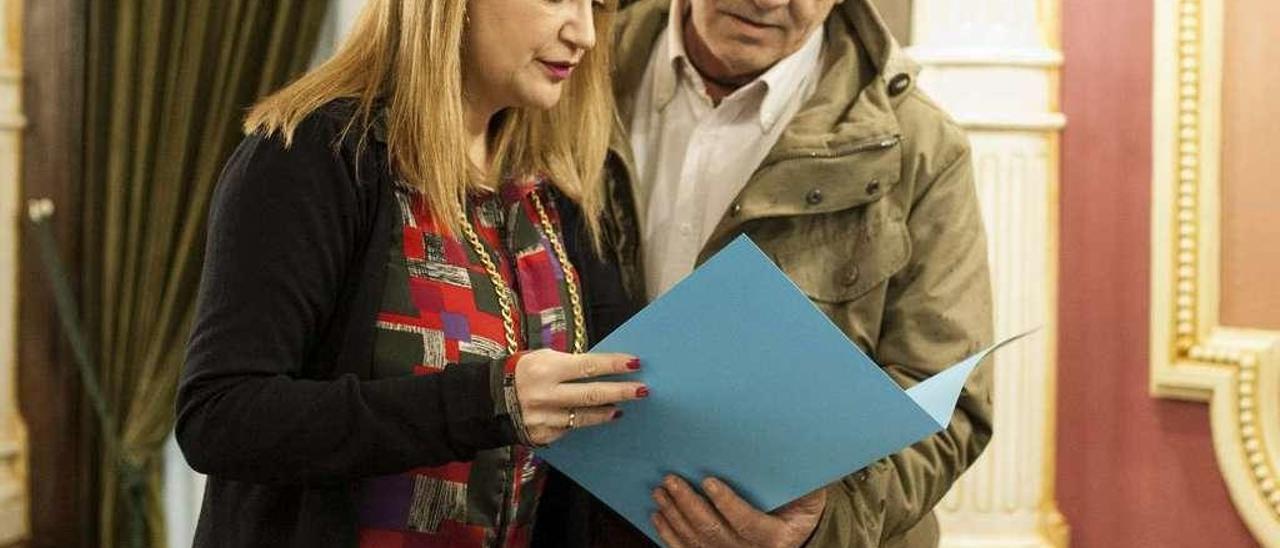 Sofia Godoy, con el concejal de Ourense en Común, Miguel Doval. // Brais Lorenzo