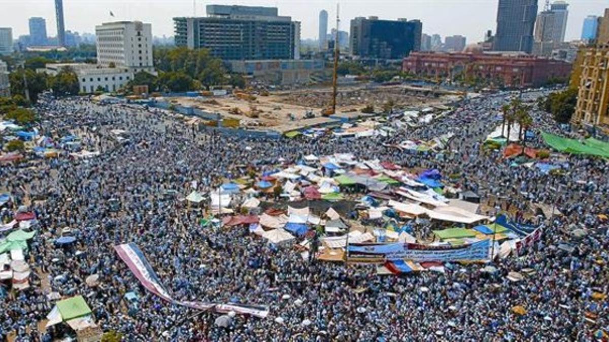 Miles de personas, concentradas ayer en la plaza Tahrir de El Cairo.