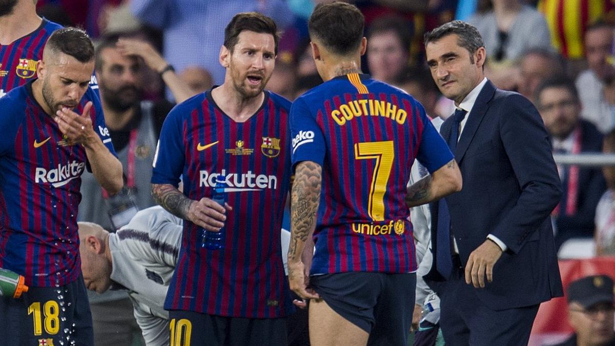 Valverde se drige a Messi y Coutinho durante una pausa por el calor en la final de Copa.