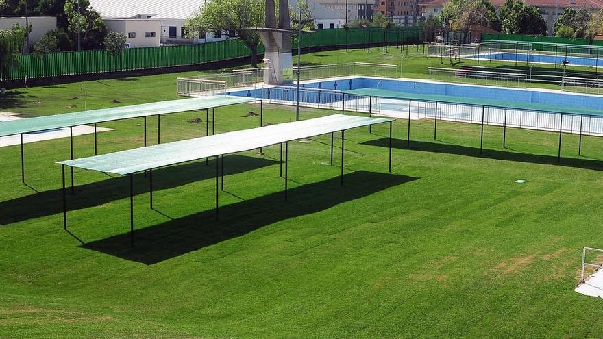 Reabre la piscina municipal de Plasencia tras reparar la tubería rota