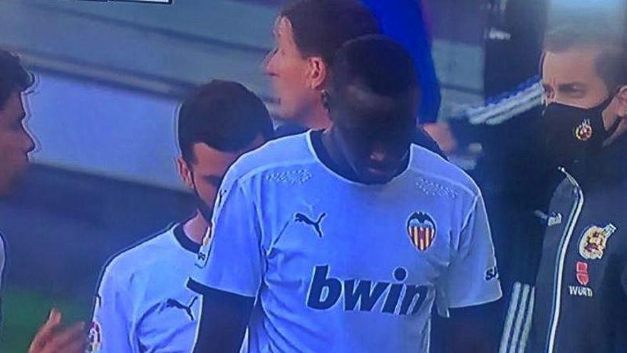 El Valencia CF abandona el campo por un insulto racista de Cala a Diakhaby