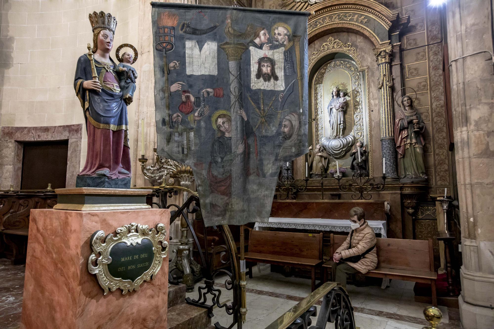 Sant Nicolau luce sus restaurados estandartes de la Pasión de Cristo