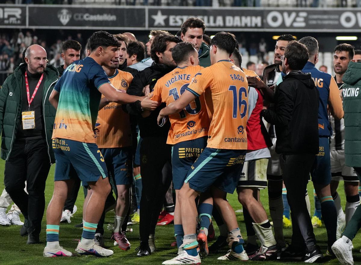 Galería | La trifulca del Castellón-Racing en la grada y en el campo, con Iñigo Vicente, en imágenes