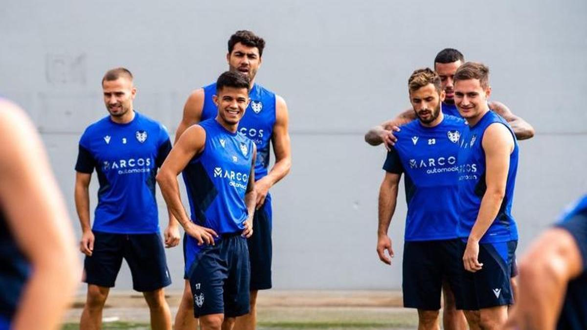 Algunos jugadores en el entrenamiento del Levante.