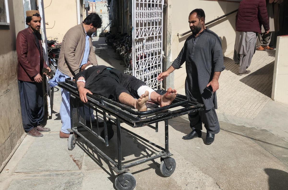 Al menos 22 muertos en tres atentados en Pakistán, un día antes de las elecciones