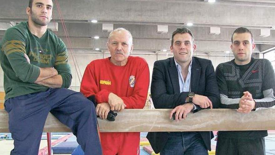 Manuel Carballo, Jesús Carballo (padre), Jesús Carballo (hijo) y Javier Carballo, en el gimnasio de la Blume.  // Iñaki Etxarri/Modempress