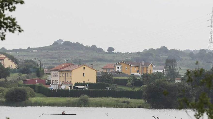 Piragüistas en el embalse de Trasona.