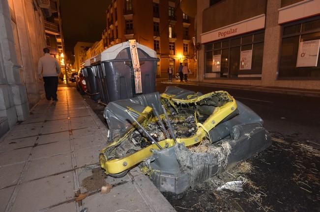 Contenedores quemados en la calle Buenos Aires