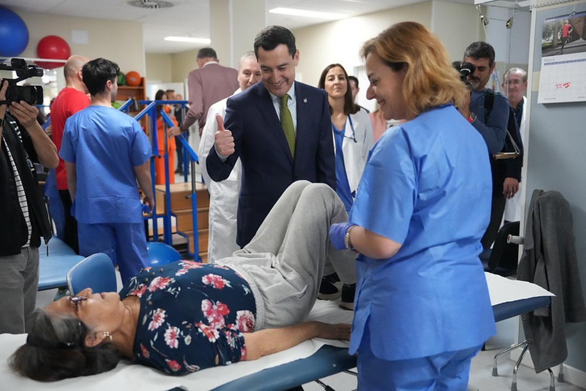 El presidente de la Junta, Juanma Moreno, en la inauguración de la ampliación del Hospital Comarcal de La Axarquía, en Vélez-Málaga.