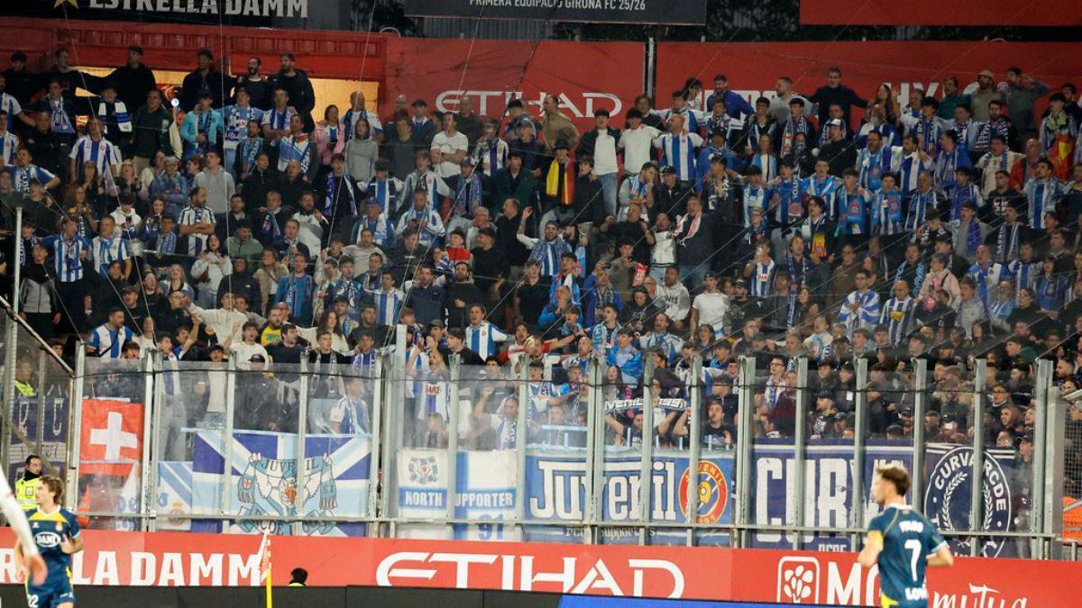 Los aficionados del Espanyol, ubicados en la grada visitante, encendieron Montilivi con varios cánticos durante el partido