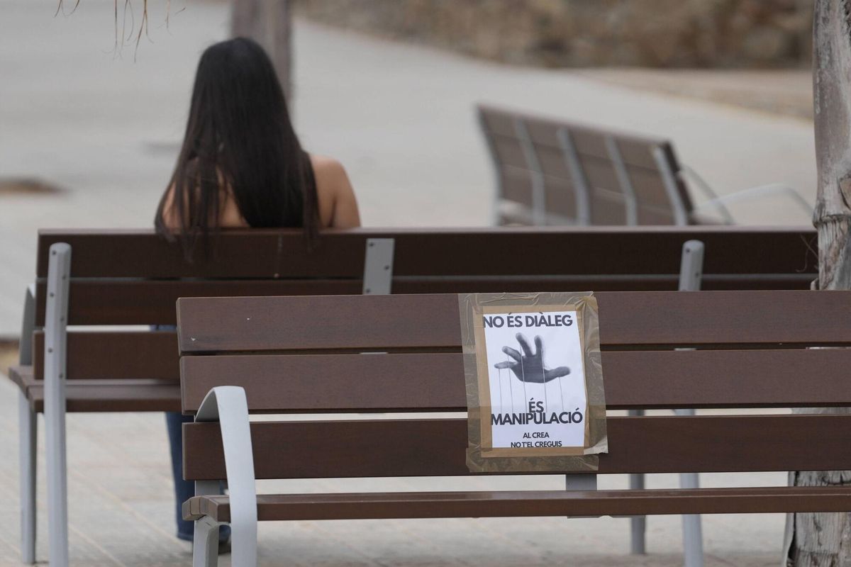 Uno de los carteles que inundan la Facultat d'Economia i Empresa de la Universitat de Barcelona, esta mañana