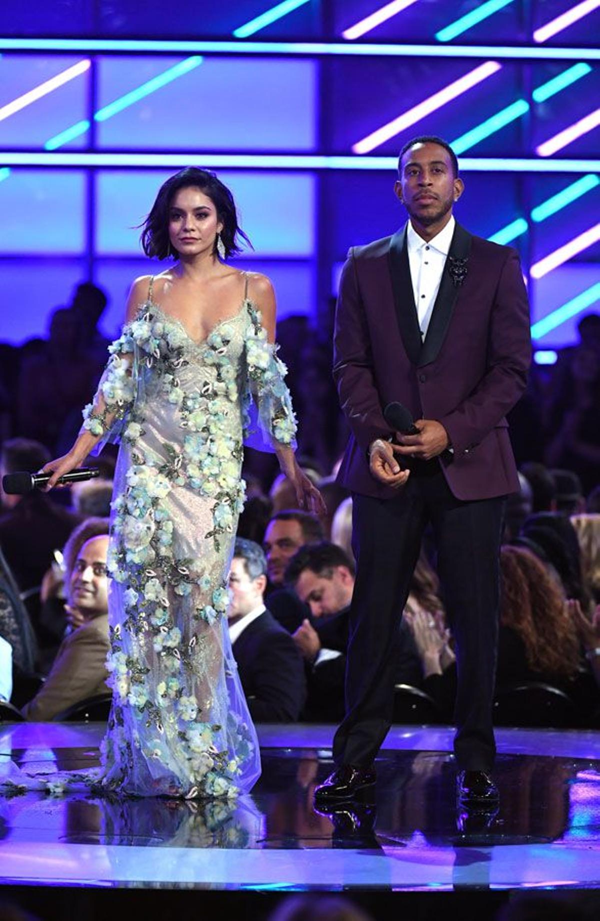 Billboard Music Awards 2017: Vanessa Hudgens con vestido azul y verde de Marchesa