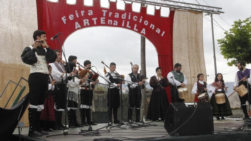 Una de las actuaciones de música tradicional en la Feira da Illa, en Samertolaméu. // Santos Álvarez