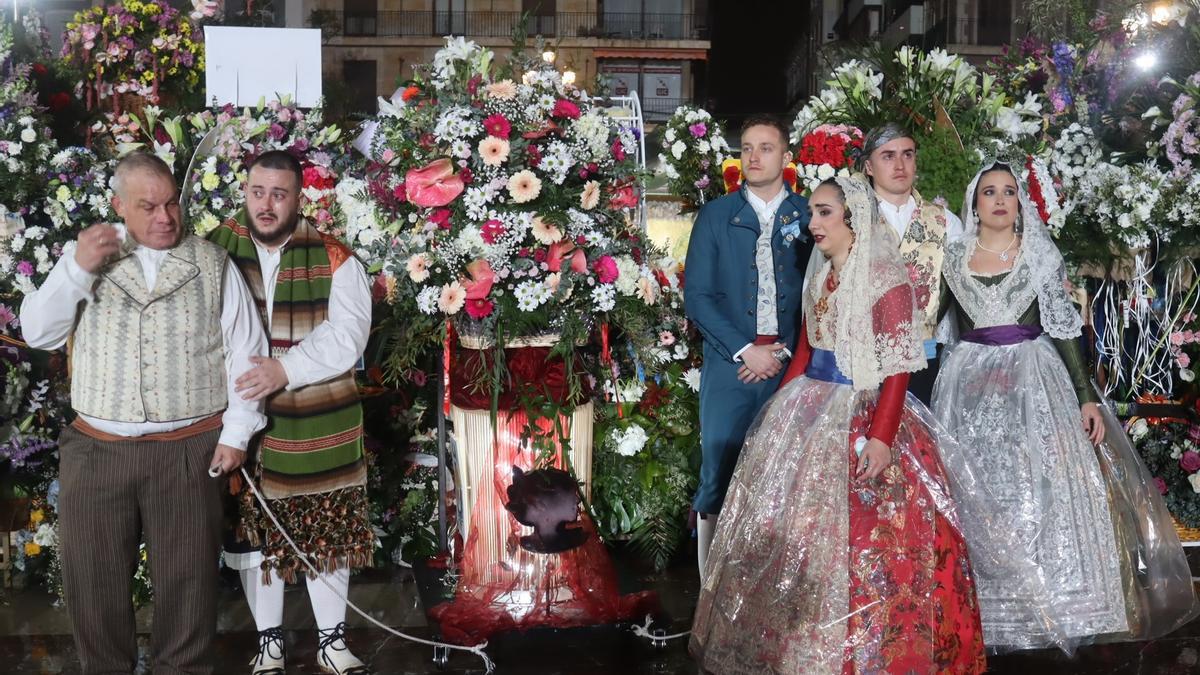 Familiares y amigos de Carla, en la Ofrenda, con su canastilla